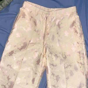 Cropped pant with lace details